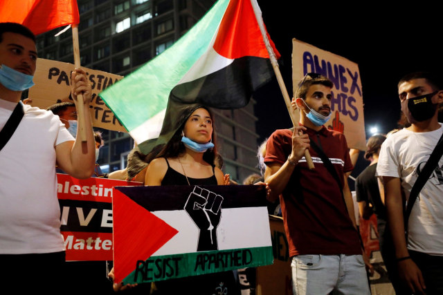 Warga melakukan demo memprotes Perdana Menteri Israel Benjamin Netanyahu yang akan mencaplok bagian Tepi Barat Palestina di Tel Aviv, Israel, Sabtu (6/6). Foto: REUTERS / Amir Cohen