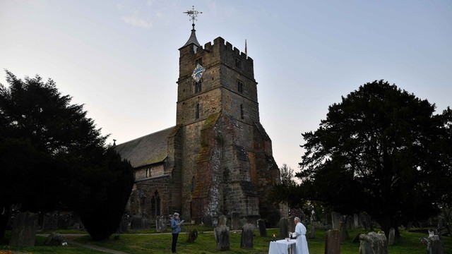 Ilustrasi gereja di Inggris. Foto: AFP/BEN STANSALL