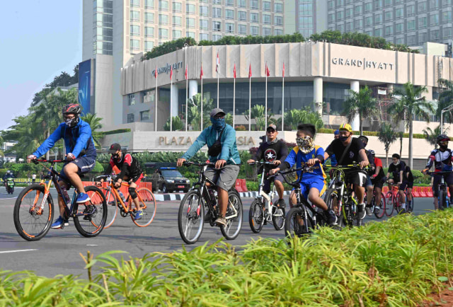 Masyarakat bersepeda di kawasa Bundaran HI. Foto: AFP/ADEK BERRY