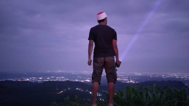 Dari Bukit Corong Tegal, Terlihat Keindahan Negeri di Atas Awan