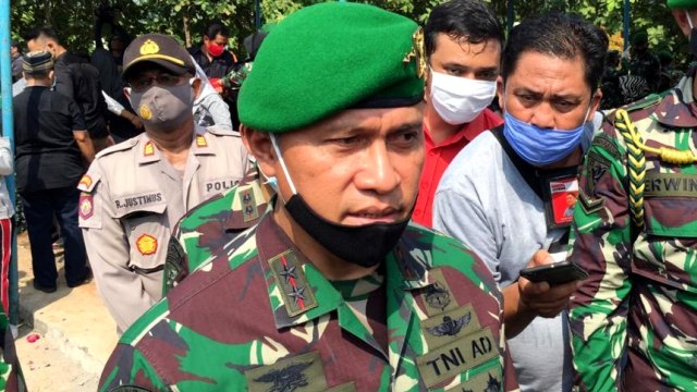 Danpuspenerbad Mayor Jenderal TNI Teguh Pudjo Rumekso di pemakaman Lettu Cpn Wisnu Tia Aruni. Foto: Afiati Tsalitsati/kumparan