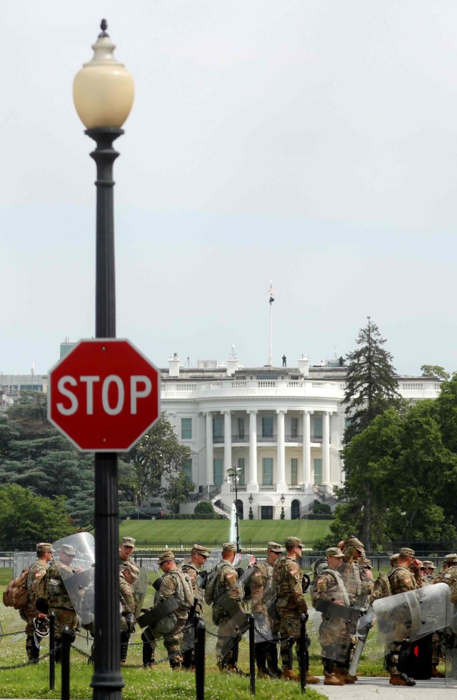 Tentara berdatangan untuk menjaga Gedung Putih, Amerika Serikat, Sabtu (6/6). Foto: REUTERS / Lucas Jackson