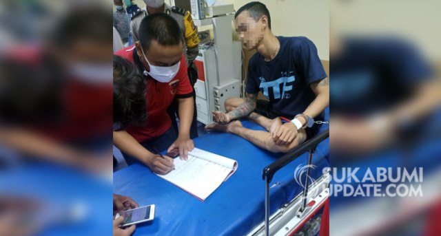 Petugas kepolisian sedang memintai keterangan pelaku yang masih menjalani perawatan di RSUD Sayang Cianjur. | Sumber Foto: Istimewa