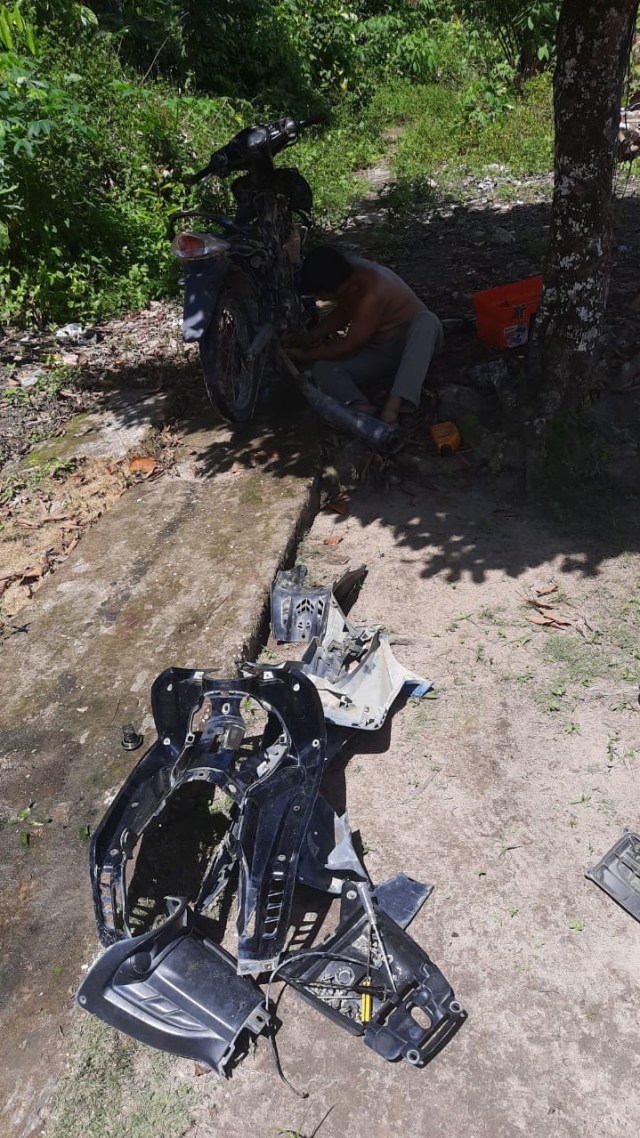 KONDISI sepeda motor milik Fatria, hancur lebur usai tenggelam ke dasar Sungai Pekojan. 