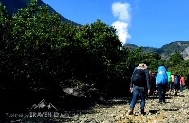 Menikmati Pendakian Gunung Papandayan di Garut (10531)
