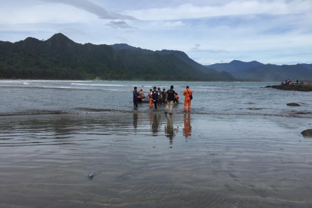 Tim SAR berupaya untuk mencari korban yang terbawa arus di Pantai Riting, Leupung, Aceh Besar. Foto: Dok. SAR Banda Aceh