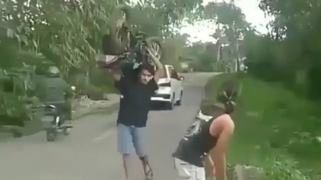Bukan Didorong, Pemuda Ini Gotong Motor Sendirian ke Bengkel (36880)