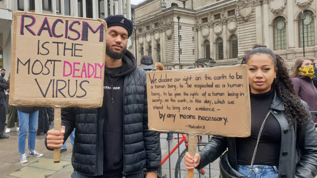 Sejumlah demonstran memegang papan saat aksi protes atas kematian George Floyd, di London, Inggris. Foto: Christian Radnedge/REUTERS