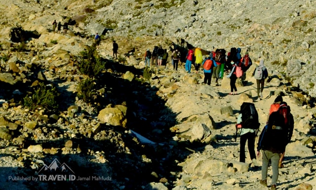 Menikmati Pendakian Gunung Papandayan di Garut (10532)
