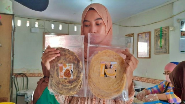 Gina Rania Umar, memamerkan roti Maryam buatanya. Minggu, (7/6). Foto: Dok banthayoid (Fadhil Hadju)