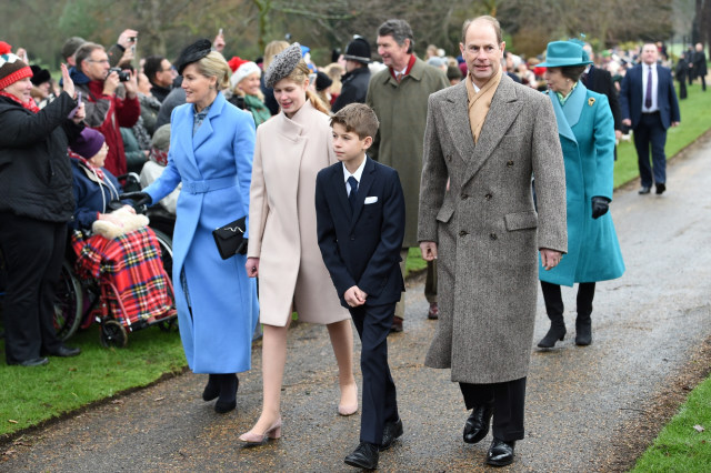 Pangeran Edward (kanan) dan Sophie (kiri), bersama anak-anak mereka Viscount Severn dan Lady Louise Windsor. Foto: Paul ELLIS/AFP