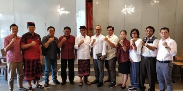 Calon Walikota dari PDIP IGN Jaya Negara (5 dari kiri) saat bertemu dengan koalisi partai pendukung termasuk PSI - IST