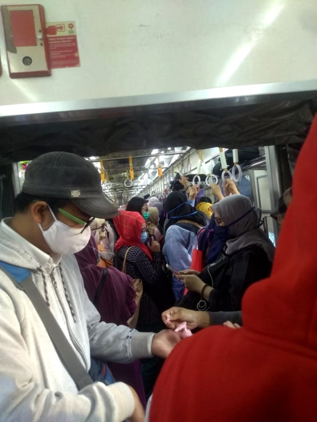 Kepadatan penumpang di gerbong KRL Depok-Jatinegara, Senin (8/6). Foto: Dok. Max