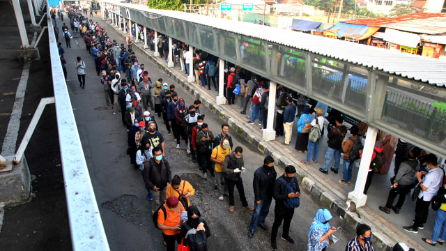 Ratusan calon penumpang KRL Commuter Line mengantre menuju pintu masuk Stasiun Bogor di Jawa Barat, Senin (8/6). Foto: Arif Firmansyah/ANTARA FOTO