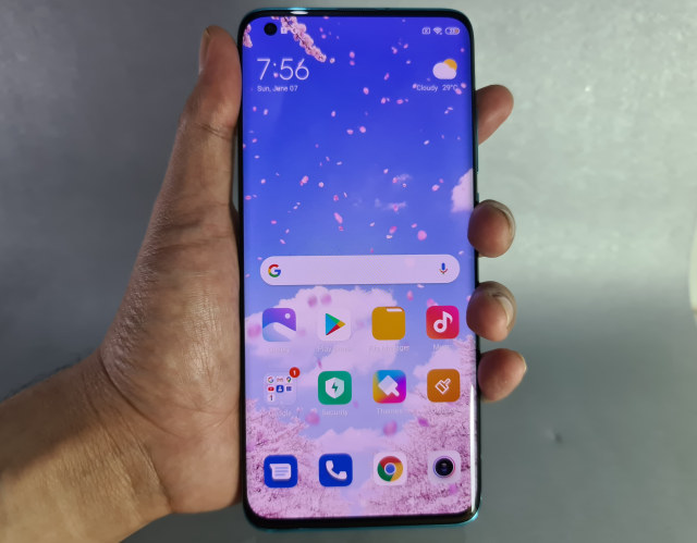 Review Xiaomi Mi 10: Desain Mewah, Kamera Banyak, Sesuai Fungsi (720897)