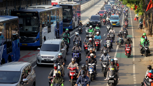 Sejumlah pengendara kendaraan memadati Jalan Mampang Prapatan di Jakarta, Senin (8/6/2020). Foto: Reno Esnir/ANTARA FOTO