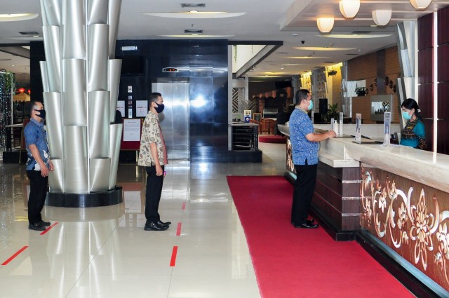 Garis antrean di Hotel Aston Pontianak dibuat untuk menjaga jarak. Foto: Dok Aston Hotel Pontianak and Convention Center