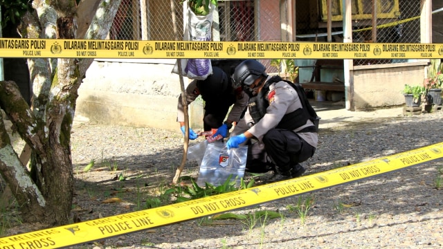 Personel Tim Jihandak dan Jibom Satbrimobda Polda Aceh melakukan identifikasi TKP pelemparan granat di depan rumah Anggota DPRK Aceh Barat. Foto: Syifa Yulinnas/ANTARA FOTO