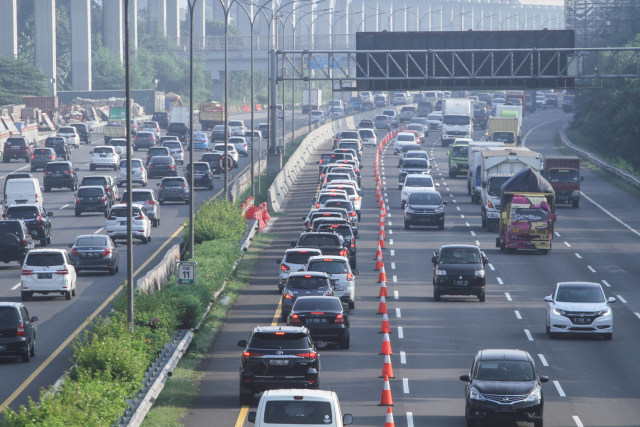 Sejumlah kendaraan melintas di lajur contraflow di ruas jalan Tol Jagorawi arah menuju ke Cawang di Cibubur, Jakarta Timur. Foto:  ANTARA FOTO/Asprilla Dwi Adha