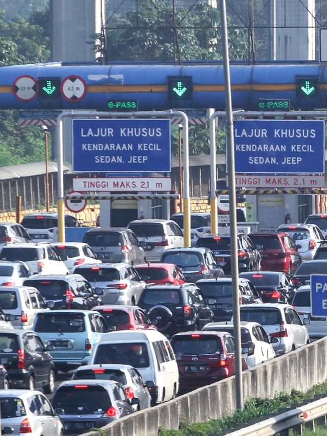 Kemacetan di ruas jalan Tol Jagorawi di Cibubur, Jakarta Timur, Senin (8/6). Foto:  ANTARA FOTO/Asprilla Dwi Adha