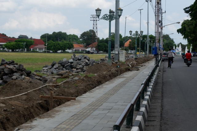 Suasana pembangunan pagar di alun-alun utara, Yogyakarta. Foto: Arfiansyah Panji Purnandaru/kumparan