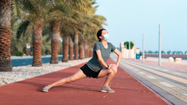 Ilustrasi olahraga sambil menggunakan masker. Foto: Shutterstock