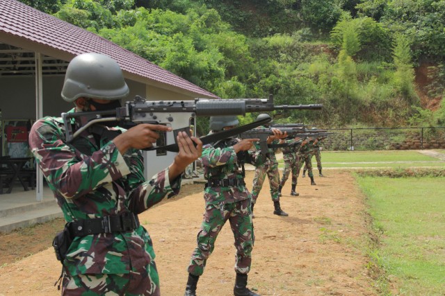 Prajurit Yonif 7 Marinir saat melaksanakan LPD/ LPK TW II TA 2020 materi Menembak Laras Panjang, Senin (8/6) | Foto: Penerangan Brigif 4 Marinir/BS