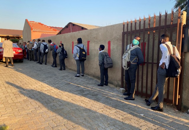 Sejumlah pelajar di Afrika Selatan menjaga jarak saat kembali ke sekolah untuk pertama kali setelah lockdown akibat virus corona di Cape Town, Senin (8/6). Foto: Reuters/Mike Hutchings