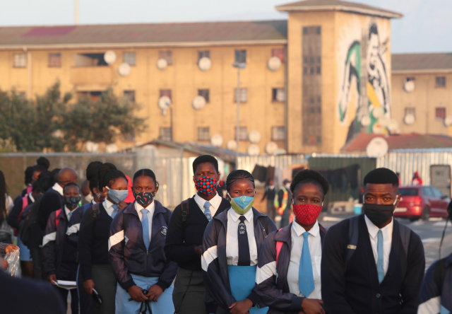 Sejumlah pelajar di Afrika Selatan kembali ke sekolah untuk pertama kali setelah lockdown akibat virus corona di Cape Town, Senin (8/6). Foto: Reuters/Mike Hutchings