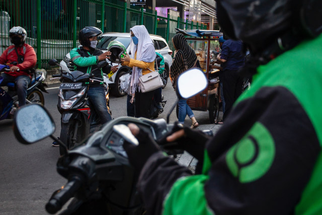 Pengemudi ojek online menurunkan penumpang di kawasan Jl. Kendal, Jakarta, Senin (8/6). Foto: Antara/Dhemas Reviyanto