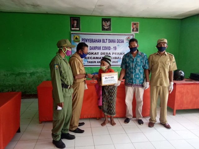 Salah seorang warga Desa Perak menerima Bantuan Langsung Tunai (BLT) Dana Desa, Senin (8/6/2020). Foto: istimewa.