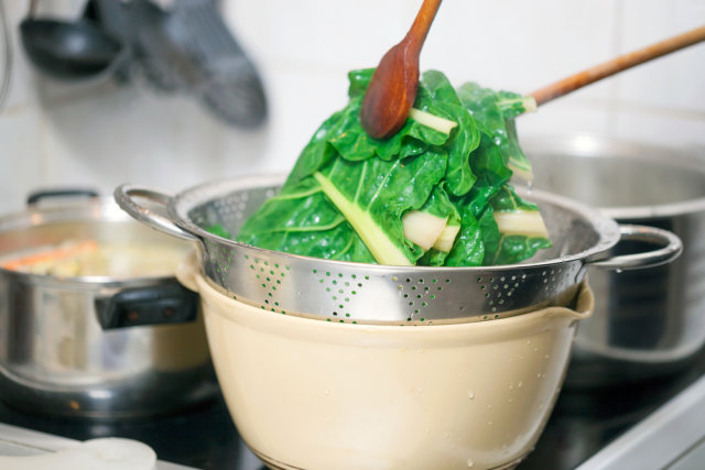 Ilustrasi memasak sayuran dengan teknik blanching Foto: Shutter Stock