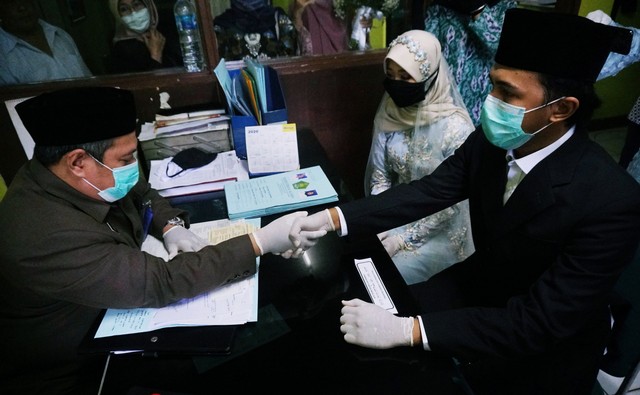Ilustrasi akad nikah di KUA saat pandemi corona. Foto: Irfan Adi Saputra/kumparan