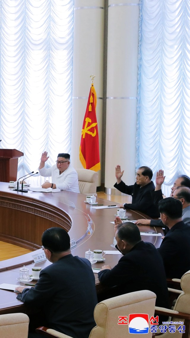 Pemimpin Korea Utara Kim Jong-un (baju putih) saat menghadiri pertemuan Partai Buruh Korea, Foto: KCNA via REUTERS