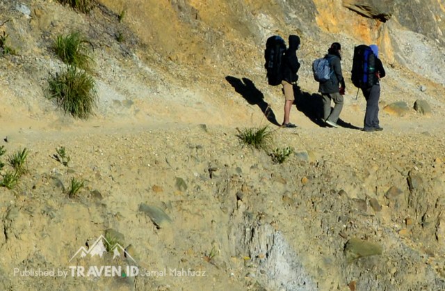 Menikmati Pendakian Gunung Papandayan di Garut (10536)
