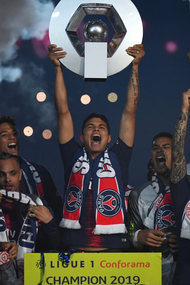 Thiago Silva mengangkat trofi juara Ligue 1 2018/19. Foto: AFP/Franck Fife
