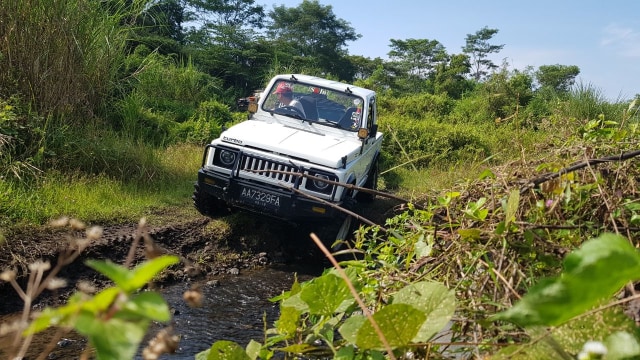 Salah seorang warga menjajal offroad di Sungai Gendol. Foto: jay.