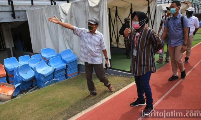 Walikota Surabaya Tri Rismaharini saat meninjau persiapan piala dunia di stadioan GBT Benowo, Minggu (7/6/2020).