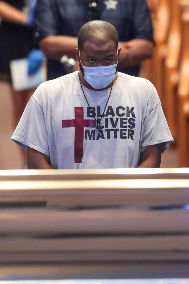 Salah seorang pelayat berdoa di depan jenazah George Floyd, di gereja Fountain of Praise di Houston, Texas. Foto: Godofredo A Vasquez / Pool via REUTERS