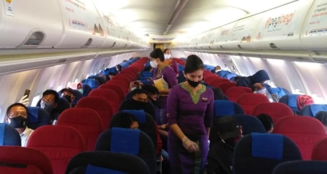 Pengaturan jarak antar penumpang pada penerbangan Sriwijaya Air. (BumiPapua.com/Irsye Simbar)