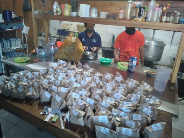 Pemilik restoran Tree Top Labuan Bajo, Matheus Siagian, tergerak hati membantu sesama yang terdampak pandemi corona dengan menyediakan makanan gratis bagi warga setiap malam. Foto: istimewa.
