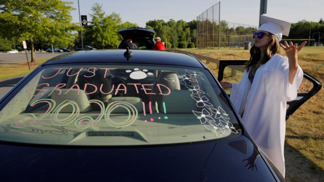 Seorang siswa bersiap mengikuti wisuda di bioskop drive in di AS, Senin (8/6). Foto: Brian Snyder/REUTERS