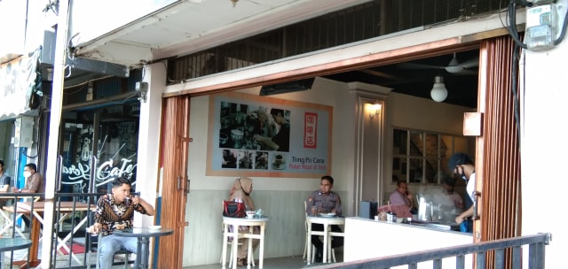 Penerapan jaga jarak pengunjung pada sebuah cafe di kawasan Ruko Dok II Jayapura. (BumiPapua.com/Qadri Pratiwi)