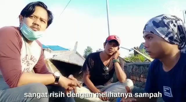 Ketua Himpunan Nelayan Seluruh Indonesia Kabupaten Tanjab Barat, Jambi, Yogi saat berbincang dengan masyarakat soal sampah. Foto: Instagram @younggeneration2019