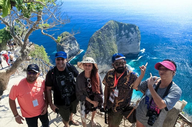 Wisman India berpose di Pantai Kelingking, Bali. Foto: Kemenparekraf