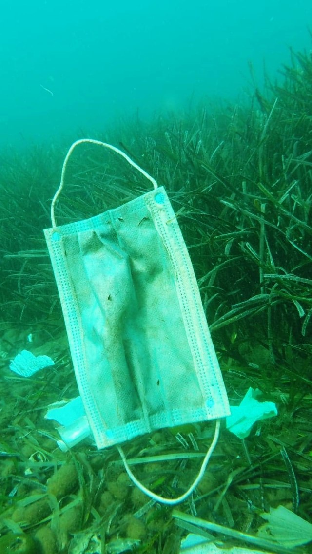 Sampah masker terlihat di dasar laut Mediterania. Foto: Laurent Lombard/Operation Mer Propre via Reuters