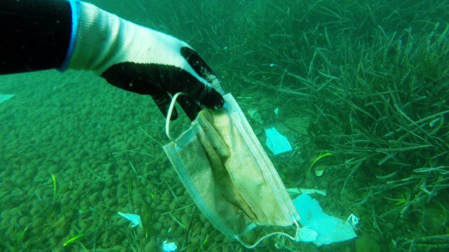 Sampah di laut mediternia. Foto: Laurent Lombard/Operation Mer Propre via Reuters