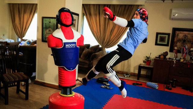 Atlet taekwondo asal Mesir, Hedaya Malak saat berlatih di rumahnya. Foto: Amr Abdallah Dalsh/REUTERS