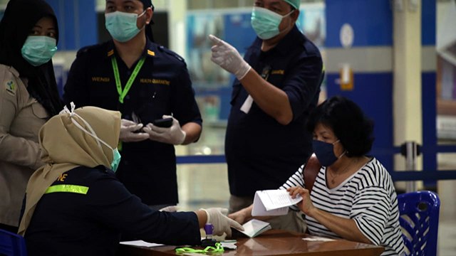 Pemeriksaan yang dilakukan di Bandar Udara Samratulangi, Manado, terhadap para penumpang yang akan menggunakan moda transportasi udara selama masa Pandemi Corona berlangsung