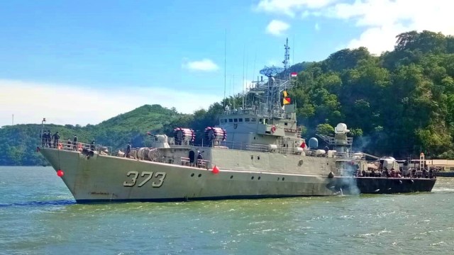 Kapal Perang Republik Indonesia (KRI) Sultan Nuku 373 melakukan patroli perairan Teluk Tomini Gorontalo. Rabu,(10/6). Foto: Dok istimewa